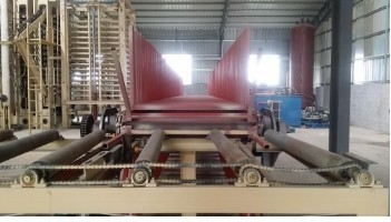 Apparecchiatura per la produzione automatica di pannelli di paglia da 5-10 tonnellate