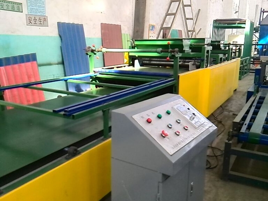 Macchina per la fabbricazione di fogli di tetto ondulati resistenti al fuoco per la formazione di pannelli di tetto decorativi