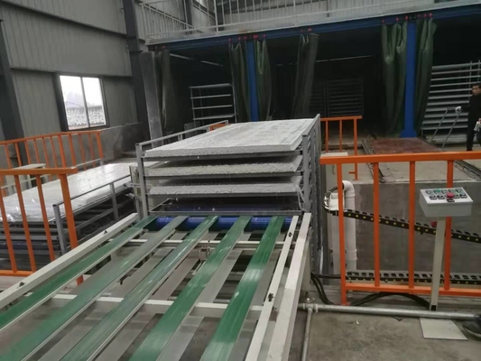 La linea di produzione del bordo del cemento della fibra e del bordo dell'ossido di magnesio digiuna correndo